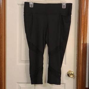 Living capri active wear pants w/pockets and mesh.